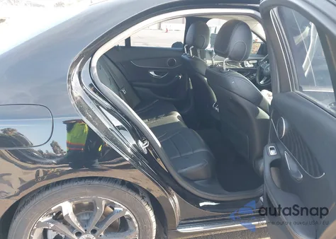 2017 Mercedes-Benz C 300 z USA, uszkodzony, nr VIN 55SWF4JB4HU228255